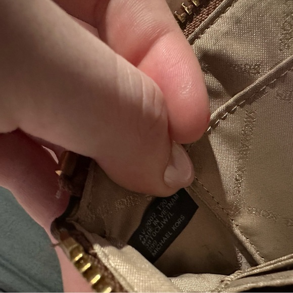 Micheal Kors wristlet - Picture 3 of 7